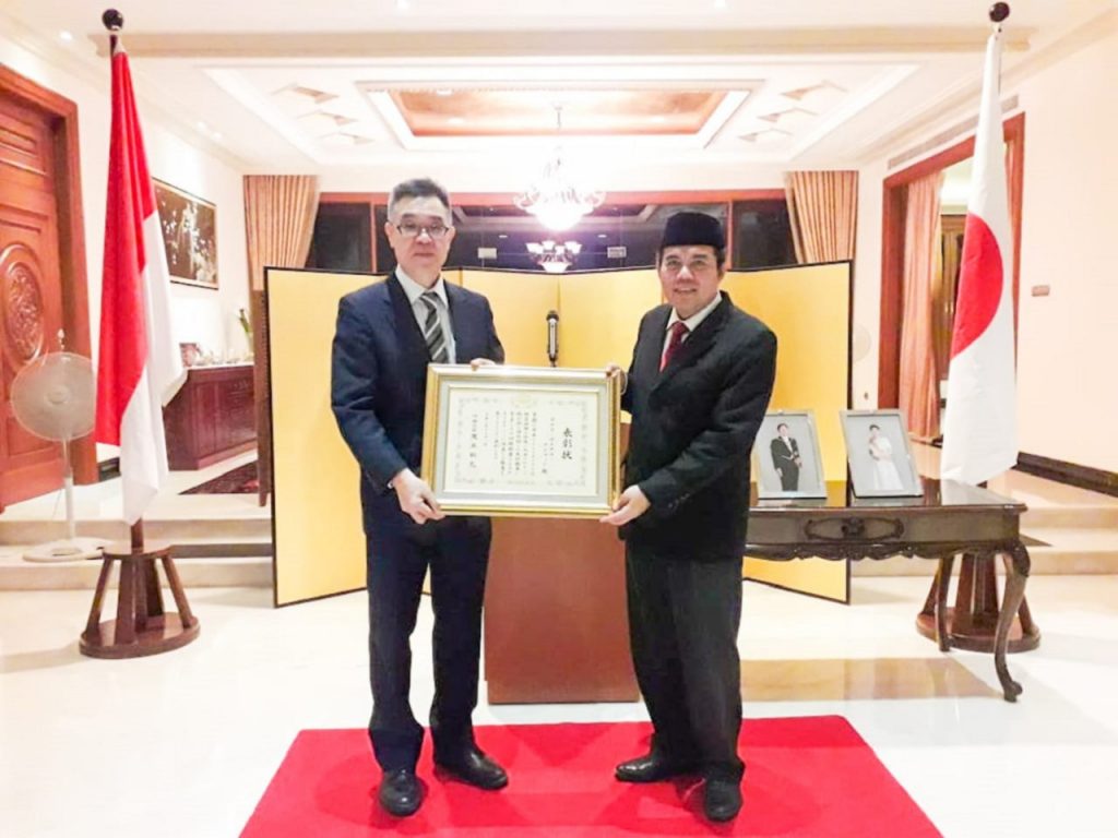 Guru besar Departemen Teknik Informatika Institut Teknologi Sepuluh Nopember (ITS) Agus Zainal Arifin menerima penghargaan dari Kementerian Luar Negeri Jepang. Dok Humas ITS