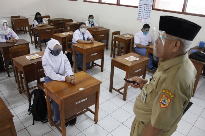 ANTARA FOTO/Maulana Surya Siswa SMA Negeri 3 Solo mengikuti simulasi Pembelajaran Tatap Muka dengan menerapkan protokol kesehatan Covid-19, Senin (2/11/2020)  
