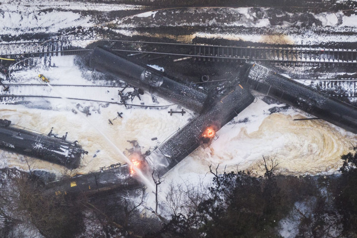 KA Bermuatan Minyak Mentah Tergelincir dan Terbakar Hebat