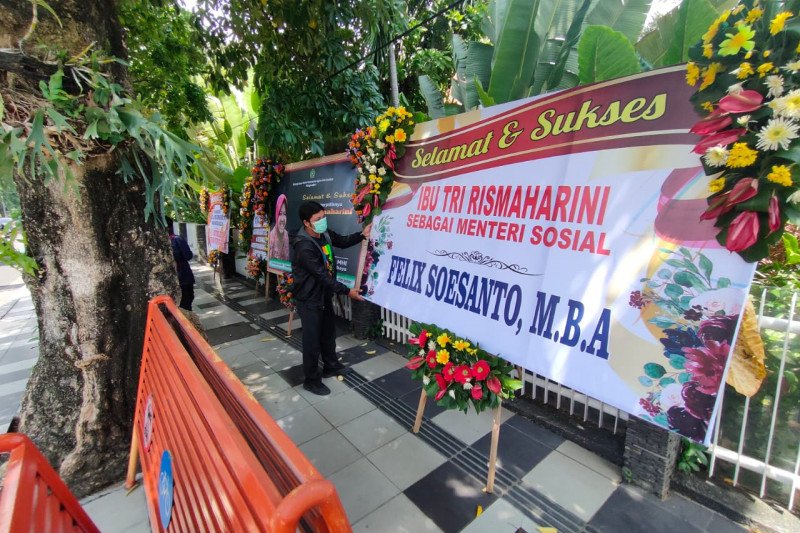 Rumah Dinas Wali Kota  Surabaya  Kebanjiran Karangan  Bunga 