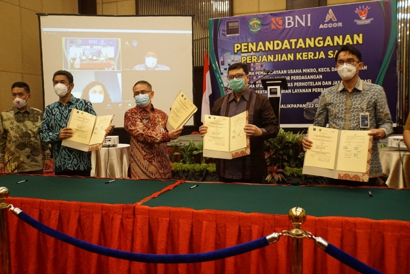 Perjanjian kerja sama ini mengembangkan pemberdayaan UMKM di sektor perdagangan dengan memanfaatan fasilitas perhotelan dan jasa akomodasi, serta penyediaan layanan perbankan di wilayah Kalimantan Timur.  (Foto: Sandra)