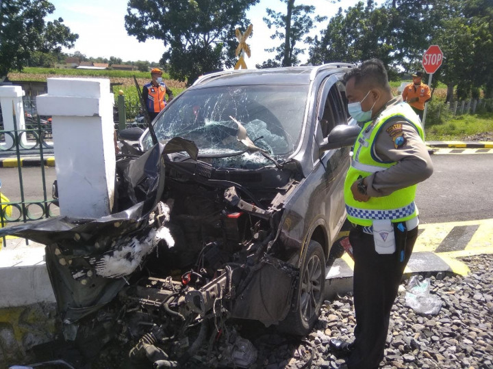Satu Mobil Tertabrak Kereta Perlintasan Tak Berpalang