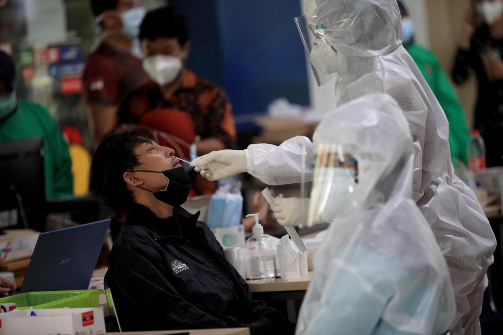 Antrean Panjang Rapid Test Antigen di Stasiun Gambir