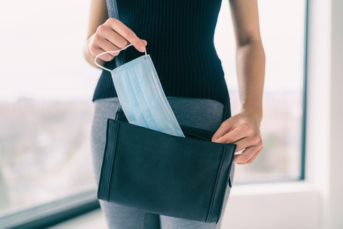 Ingat! Selalu Bawa Masker Cadangan saat Beraktivitas di Luar Rumah