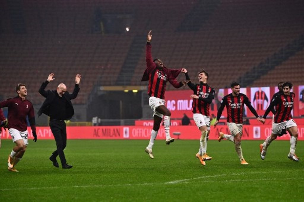 AC Milan merayakan kemenangan atas Lazio. (Foto: AFP/Marco Bertorello)