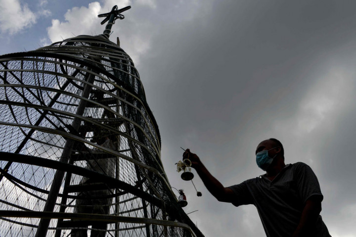 Jelang Natal, Umat Kristiani Hias Gereja Hati Kudus Banda Aceh