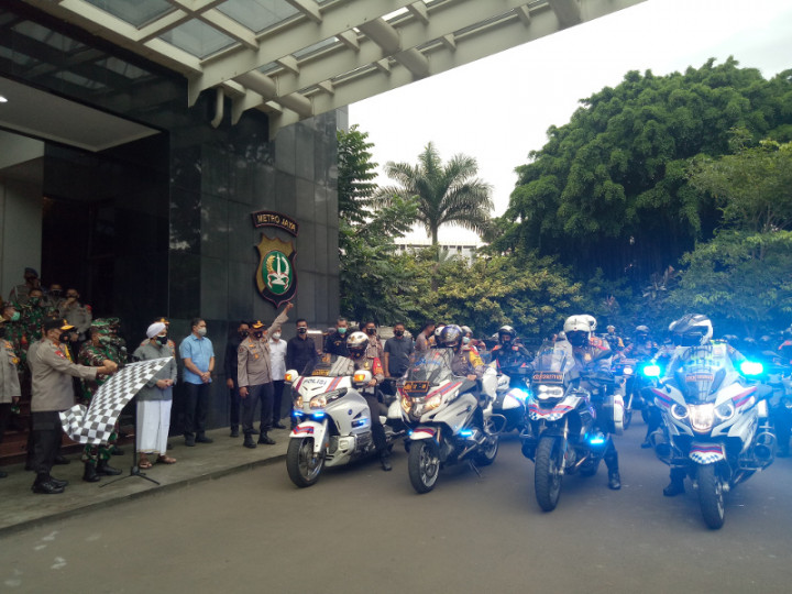 Kapolda Metro Lepas Tim Patroli Malam Misa Natal di Ibu Kota