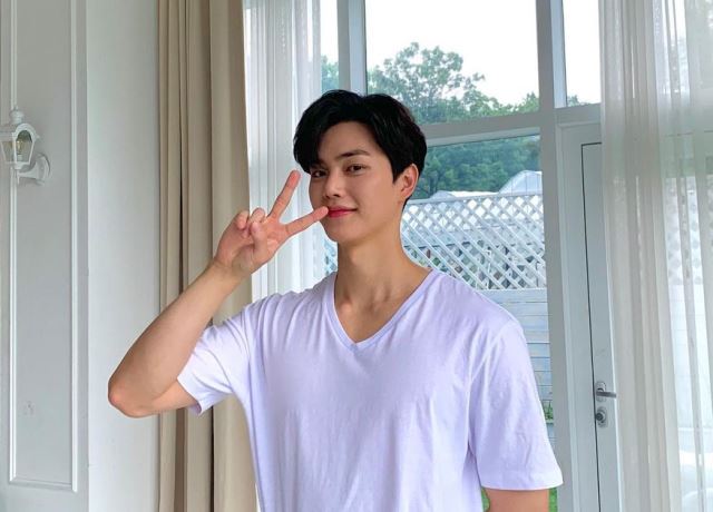 Gaya Song Kang ini bisa kamu sontek untuk tampilan casual kamu. (Foto: Dok. Instagram Song Kang/@songkang_b)