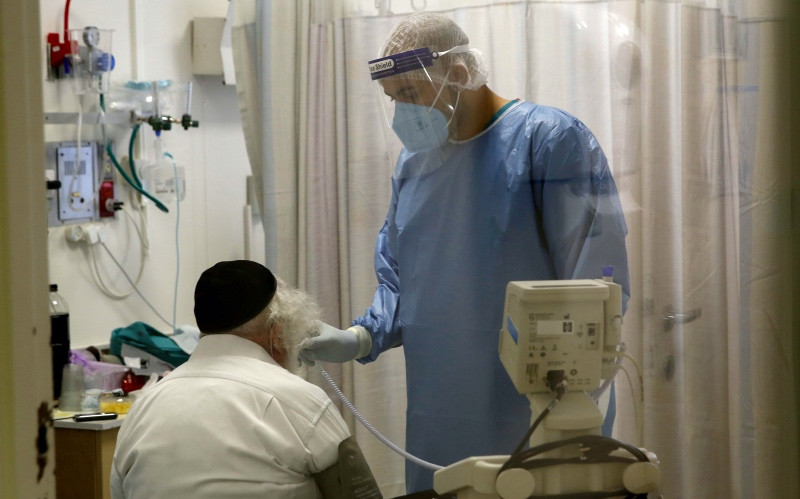 Seorang pasien covid-19 di Israel jalani perawatan. Foto: AFP