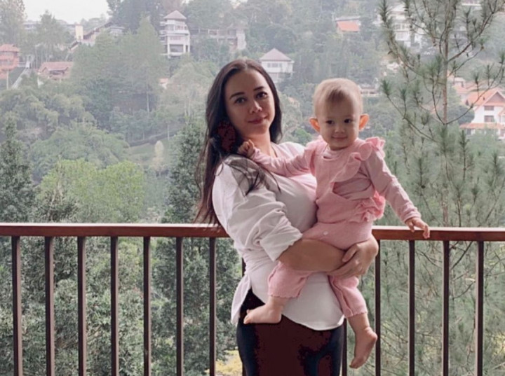 Ditinggal Sendirian, Alasan Aura Kasih Ceraikan Suami Bulenya