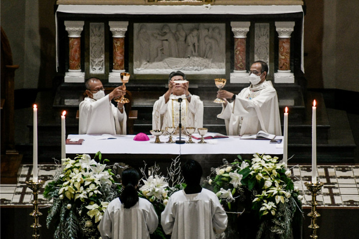 Suasana Misa Malam Natal di Tengah Pandemi