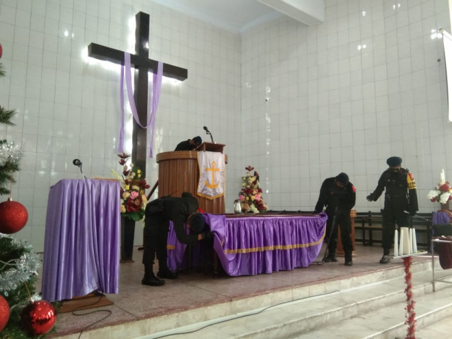 Brimob Polda Sulsel saat melakukan sterilisasi di Gereja Katedral Makassar, Sulawesi Selatan, Kamis, 24 Desember 2020. (Istimewa)