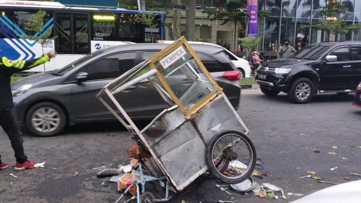 Diduga <i>Ngantuk,</i> Pengendara Mobil Tabrak Tukang Pempek Hingga Tewas di PIK