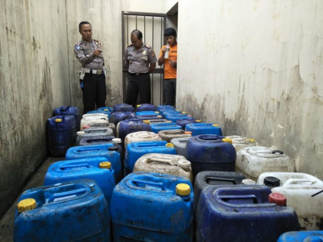  Ratusan liter minuman keras oplosan siap edar disita petugas Polsek Indihiang. MI/Adi Kristiadi