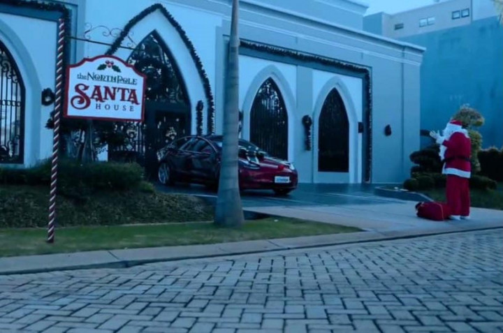 Begini Jadinya Kalau Sinterklas Dikasih Mobil Listrik