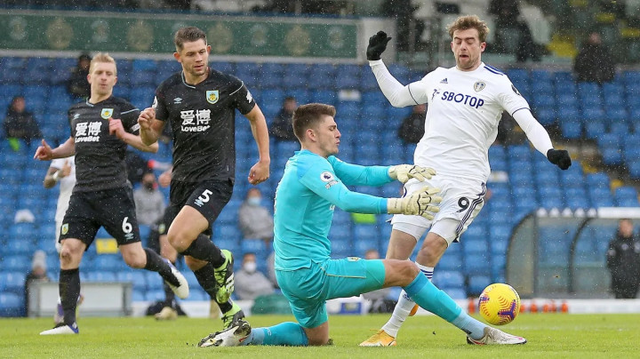 Leeds United vs Burnley: Penalti Bamford Menangkan The Peacocks