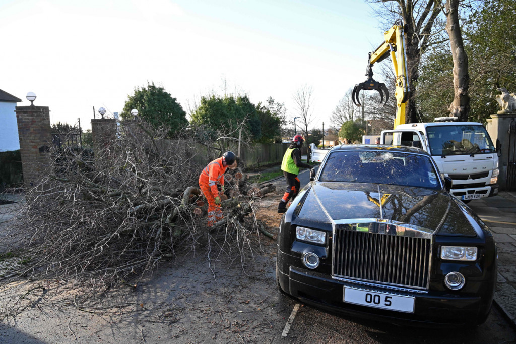 Potret Kerusakan Akibat Badai Bella di Sejumlah Wilayah Inggris