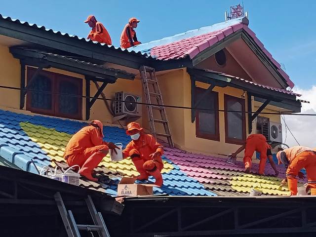Pengecetan Atap Rumah Percantik Area Flyover Tapal Kuda