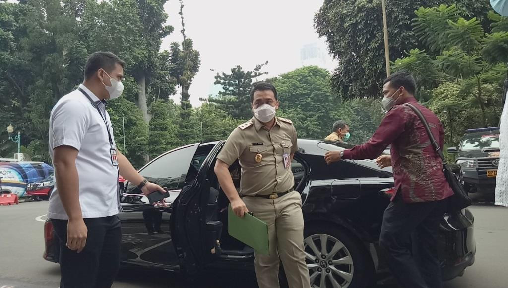 Wagub DKI Ahmad Riza Patria memenuhi panggilan Polda Metro Jaya, Senin, 23 November 2020. Foto: Medcom.id/Siti Yona Hukmana