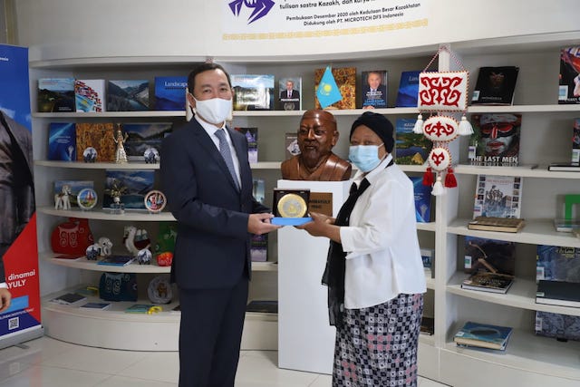 Duta Besar Kazakhstan Daniyar Sarenekov bersama Sekretaris Utama Perpustakaan Nasional Woro Titi Haryanti secara resmi membuka layanan koleksi sastra Kazakhstan. (Foto: Istimewa)
