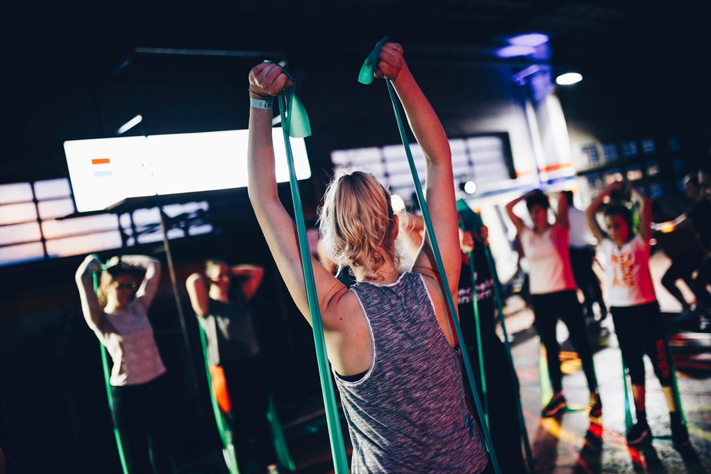 Melakukan resistance band untuk merampingkan jari (Foto: Unsplash)