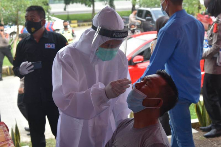 Puluhan Pemudik Jalani <i>Rapid Test</i> Antigen di Rest Area Tol Kanci-Pejagan