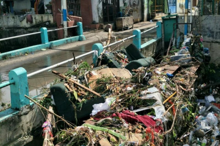Saluran Air Tersumbat Sampah Penyebab Banjir di Surabaya