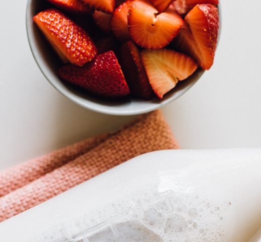 Ini cara membuat minuman segar Korean Strawberry Milk. (Foto: Ilustrasi/Unsplash.com)