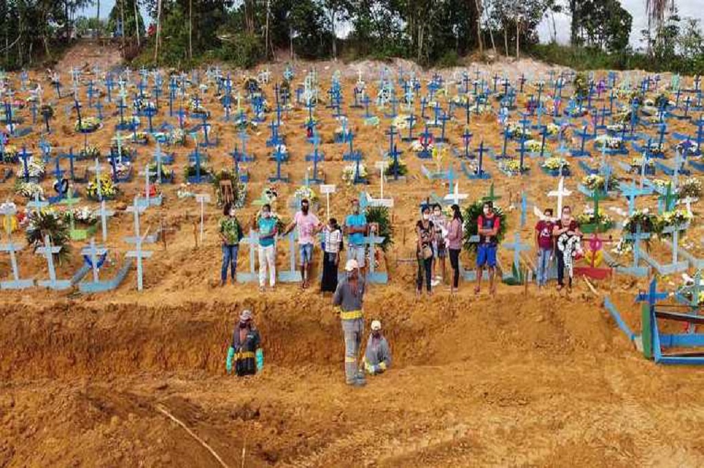 Pemakaman salah satu pasien covid-19 di Brasil. (AFP)