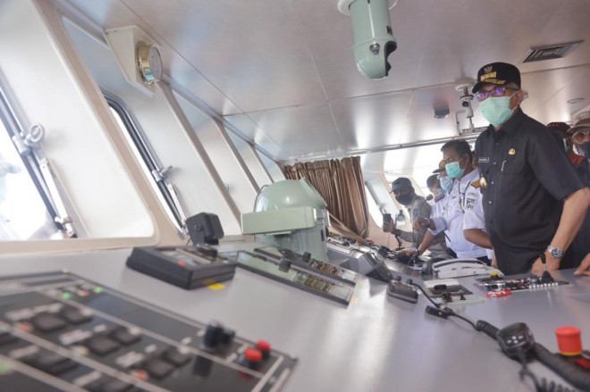 Gubernur Aceh, Nova Iriansyah, melakukan uji coba pelayaran menggunakan KMP Aceh Hebat 2 rute Ulee Lheue-Balohan, Sabang. Foto: Istimewa.