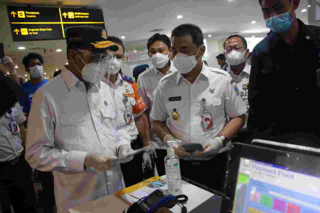 Wakil Gubernur DKI Jakarta Ahmad Riza Patria dan Menteri Perhubungan Budi Karya Sumadi meninjau proses pelayanan secara langsung di Terminal Terpadu Pulo Gebang, Jakarta. Sri Yanti Nainggolan/Medcom.id