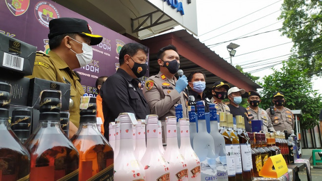 Polsek Cipondoh menyita 151 botol minuman keras (miras) ilegal dari berbagai merek. (Foto: Medcom.id/Hendrik)