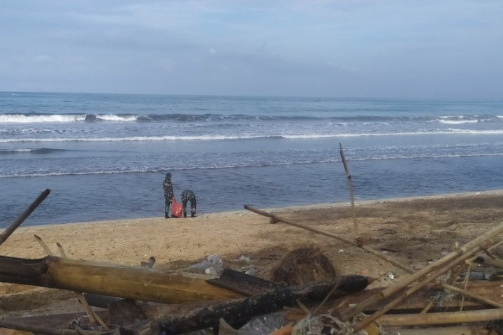 TNI Bantu Membersihkan Sampah di Pantai Kuta
