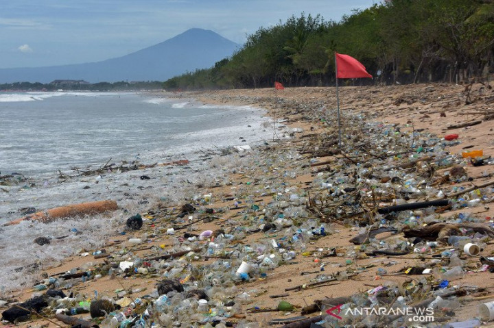 Sekitar 30 Ton Sampah Diangkut dari Kawasan Pantai Kuta
