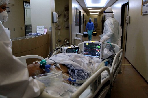 Petugas medis Brasil membawa pasien ke ruang ICU. Foto: AFP.