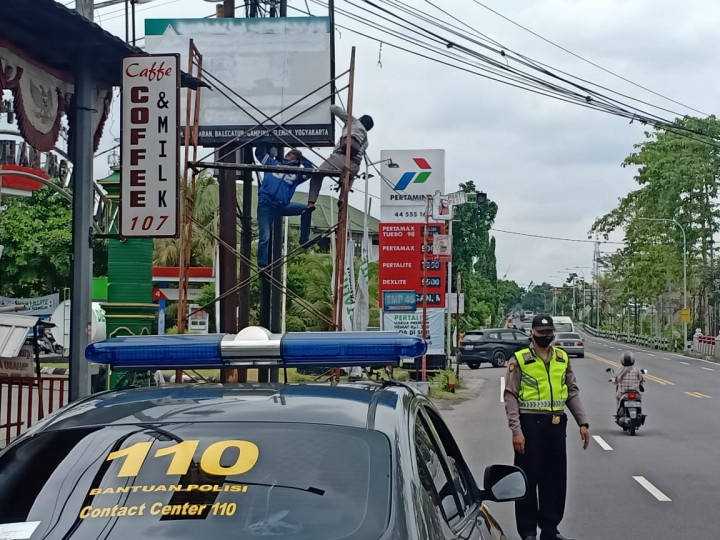 Papan Penunjuk Kantor FPI DIY Diturunkan