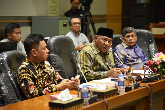 Politikus PAN Ali Taher Parasong (tengah). Foto: Dok DPR