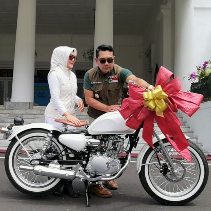 Ridwan Kamil Berikan Kado Motor Custom untuk 'Cinta'