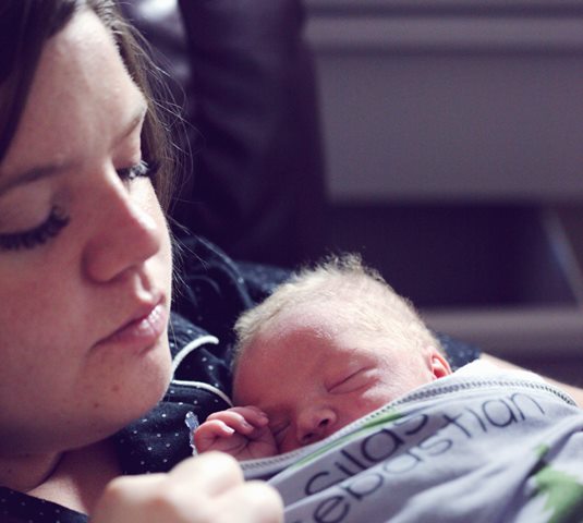 Cara Membedakan Payudara Bengkak dan Mastitis karena Menyusui