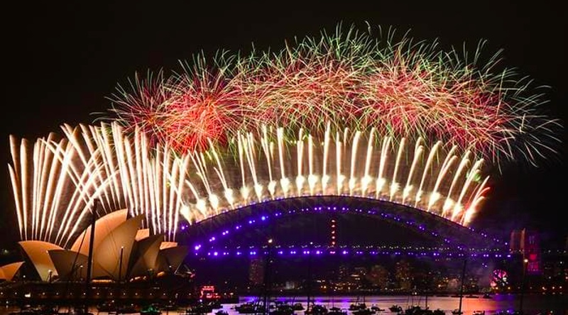 Pesta kembang api di malam pergantian tahun di Australia hanya bisa disaksikan warga melalui televisi. FOTO: AFP