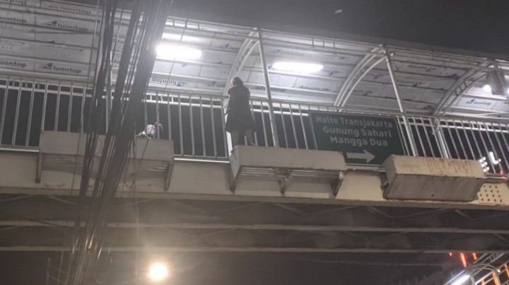 Diduga Depresi, Perempuan Hamil Hendak Terjun dari JPO Mangga Dua