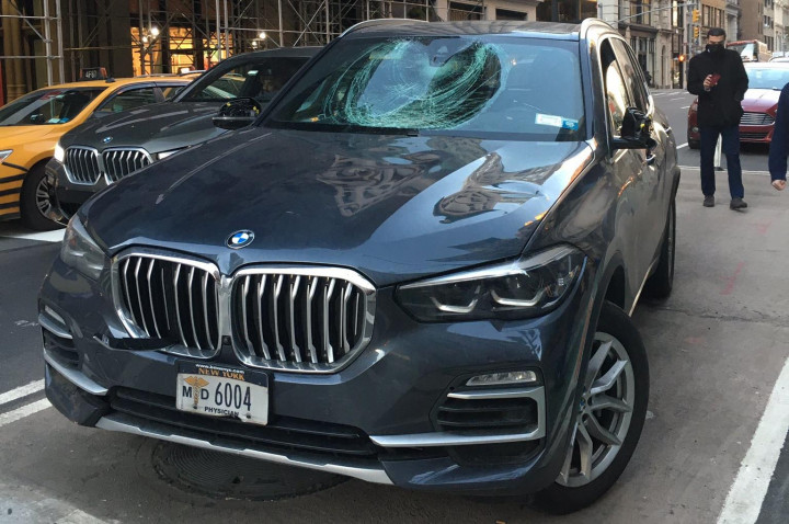 Anarkis, Gerombolan Pesepeda Ini Rusak BMW X5