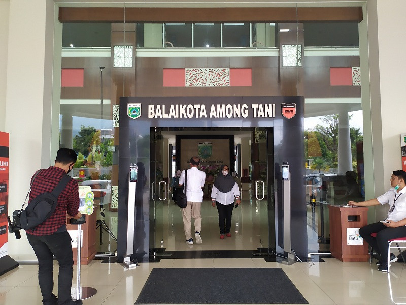 Petugas Komisi Pemberantas Korupsi (KPK) mendatangi Balai Kota Among Tani, Kota Batu, Jawa Timur, Rabu 6 Januari 2021