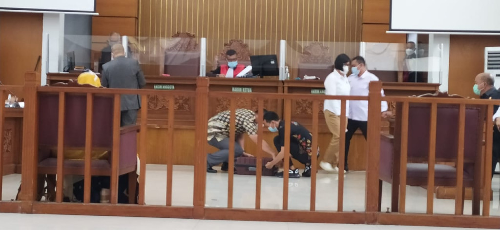 Polisi membuka satu koper berisi berkas terkait dugaan pelanggaran protokol kesehatan oleh Rizieq Shihab/Medcom.id/Candra.