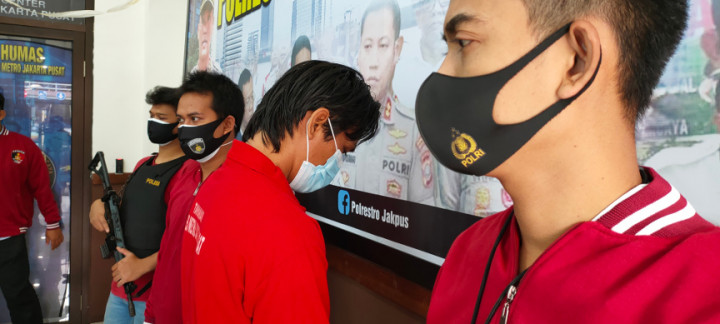 Kesal Ditipu, Calo Dibacok