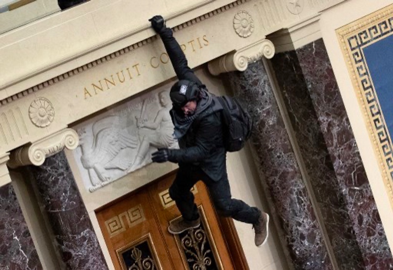 Pendukung Donald Trump mendobrak masuk ke Gedung Capitol pada 6 Januari 2021. Foto: AFP