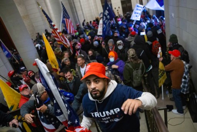 Pendukung Donald Trump mendobrak masuk ke Gedung Capitol pada 6 Januari 2021. Foto: AFP