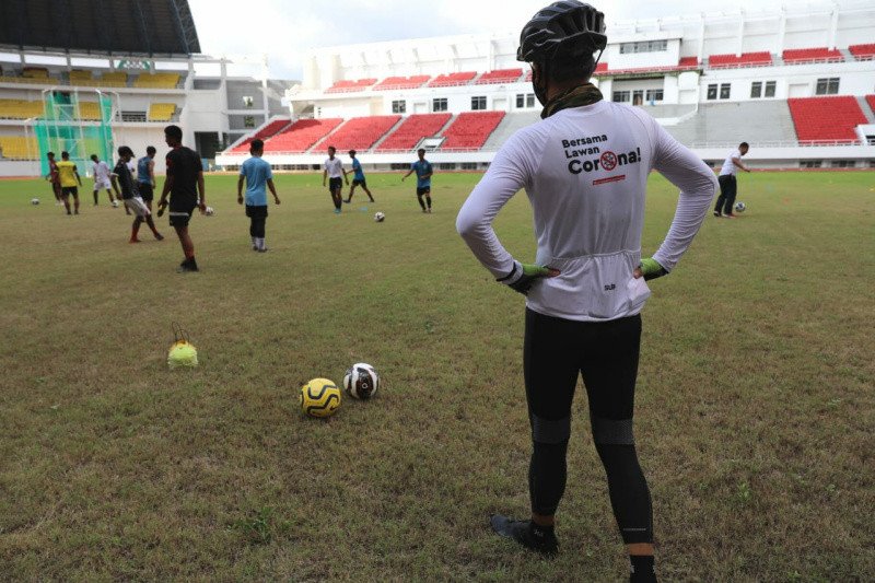 Para pemain tim Elite Pro Academy (EPA) PSIS Semarang menjajal Stadion Jatidiri dengan disaksikan Gubernur Jawa Tengah Ganjar Pranowo. (ANTARA/HO-Humas Pemprov Jateng)