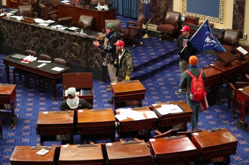 Pendukung Donald Trump mendobrak masuk ke Gedung Capitol pada 6 Januari 2021. Foto: AFP