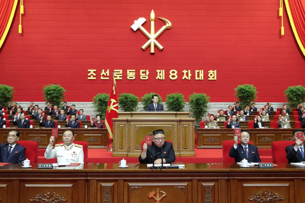Kim Jong un Bersumpah Tingkatkan Kemampuan Militer Korea  